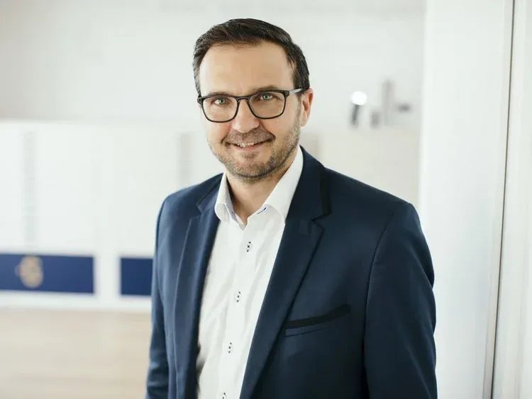 Björn Lipski erhält die Prokura