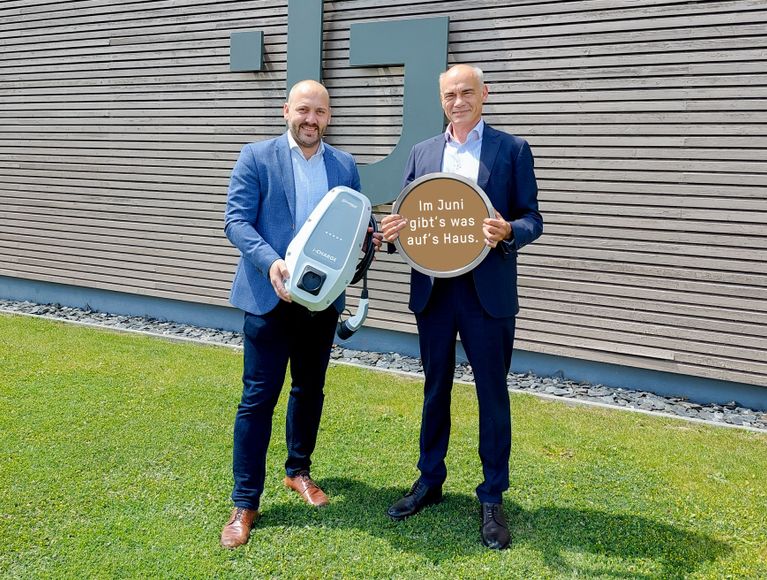 Lukas Sattlegger und Stefan Messar stellen die neue Glorit-Aktion vor: gratis PV-Anlage bei Hauskauf