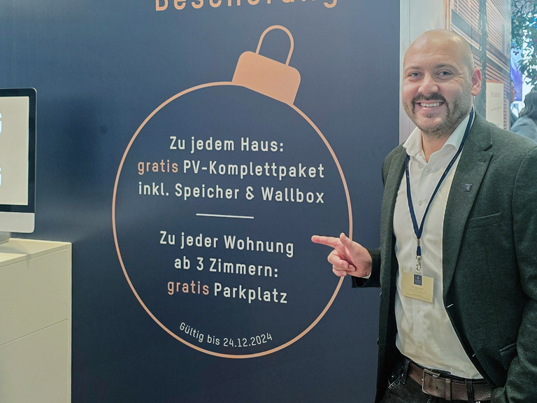 Lukas Sattlegger präsentiert Weihnachtsaktion von Glorit: Parkplatz geschenkt