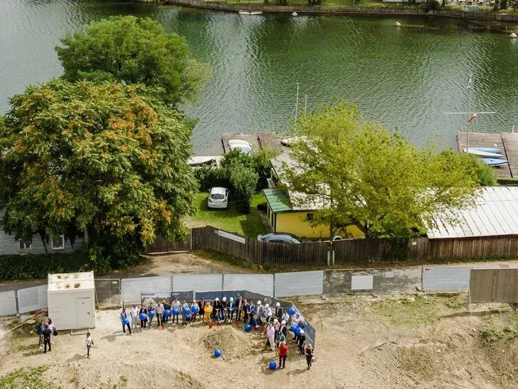 Gruppenfoto beim Spatenstich am Fischerstrand 24-26 in 1220 Wien
