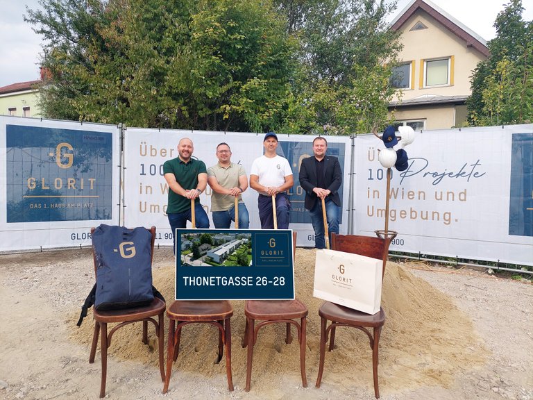 Projektteam beim Spatenstich in der Thonetgasse