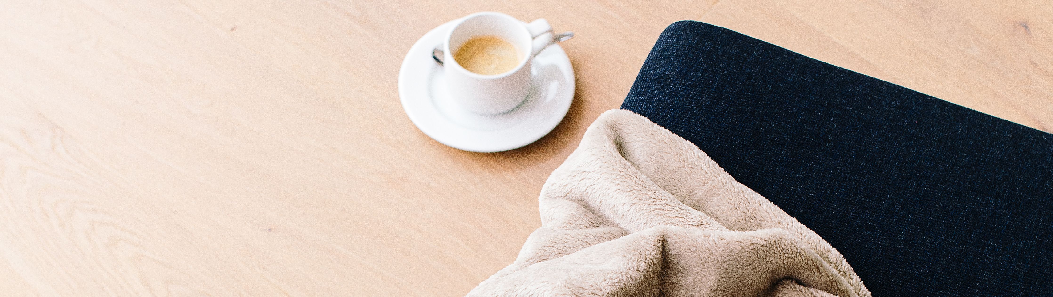 Tisch mit Kaffeetasse