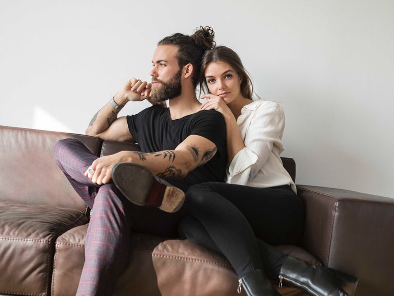 Pärchen entspannt gemeinsam auf der Couch