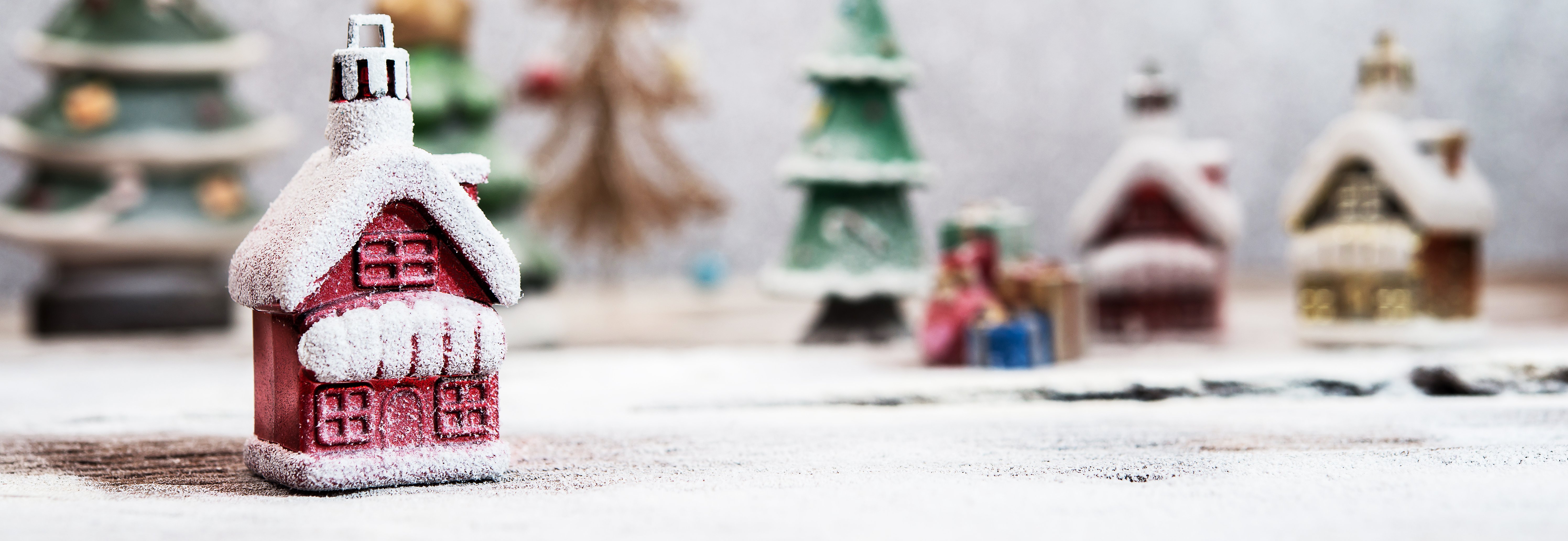 Weihnachtsdorf mit Christbaumkugeln nachgestellt
