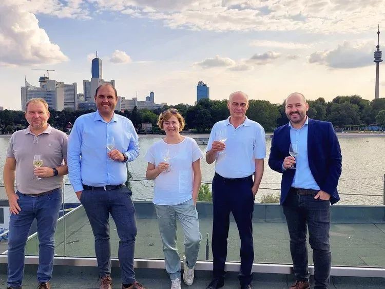 Projektteam bei der Gleichenfeier in an der oberen Alten Donau 179, 1210 Wien