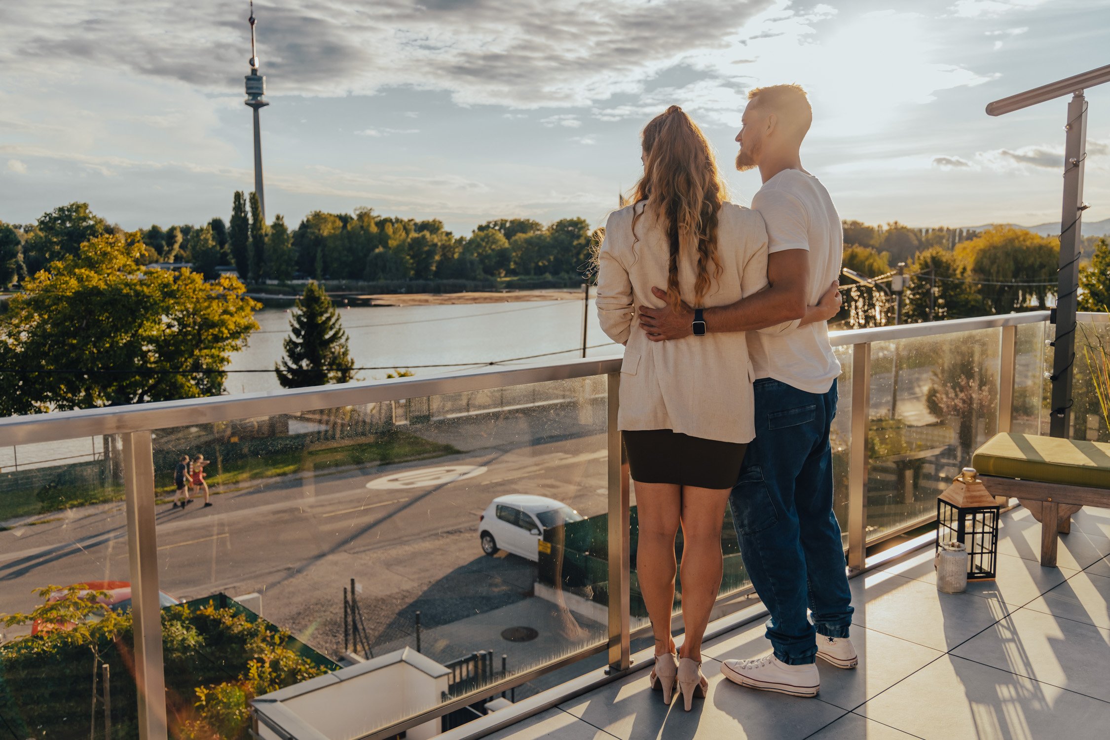 Pärchen blickt auf die Alte Donau