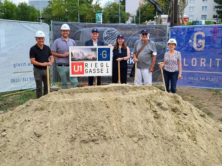Gruppenfoto des Projektteams beim Spatenstich in der Rieglgasse 1 in 1210 Wien