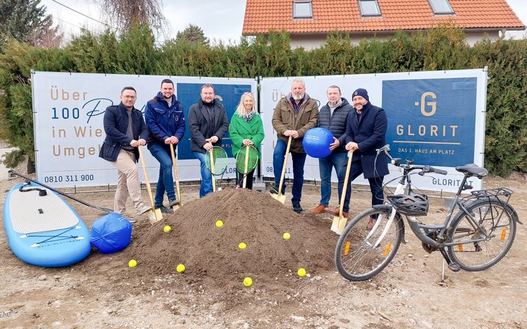 Projektteam beim Spatenstich in der Schrammelgasse 19 in Groß-Enzersdorf