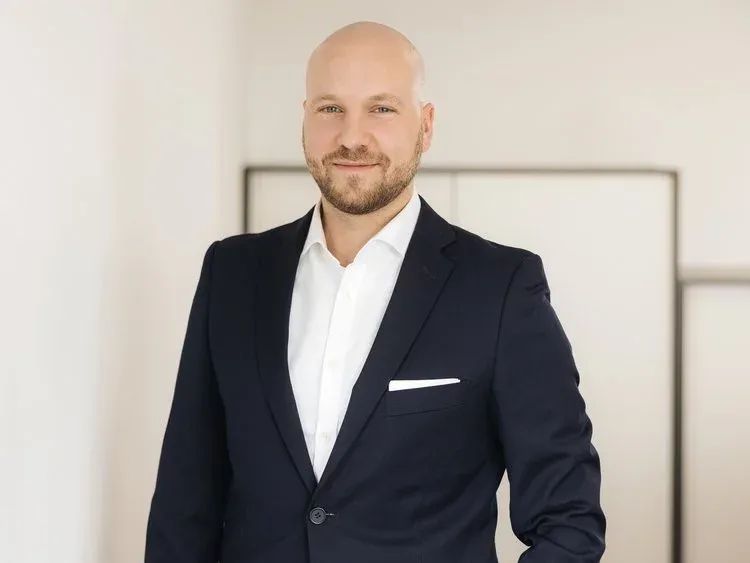 Prok. und Finanzchef Max Henn