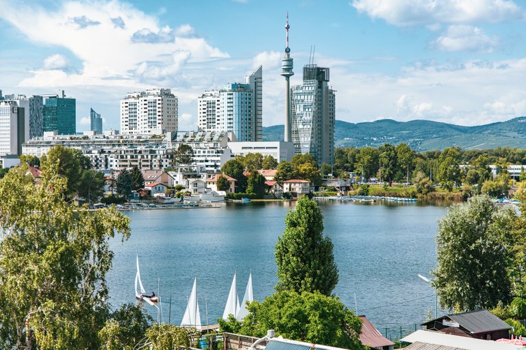 Blick auf Alte Donau und Skyline